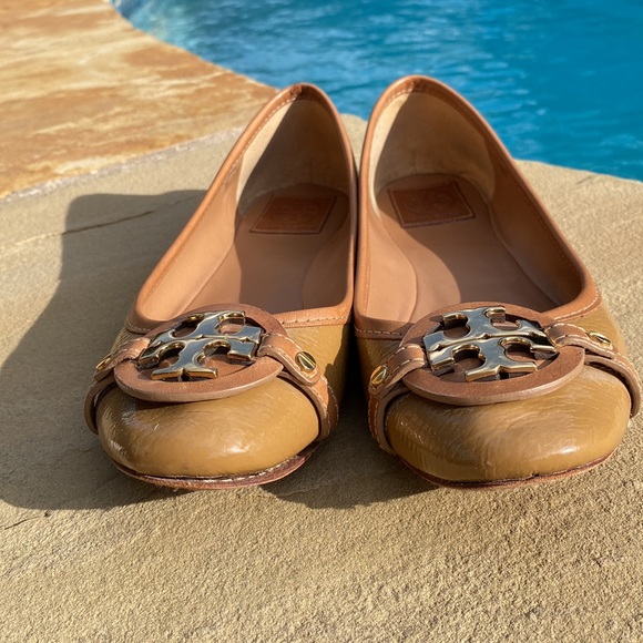 Tory Burch patent tan flats - Picture 2 of 12